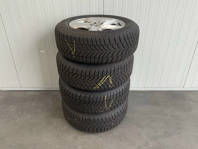 Goodyear ultra grip performance+ suv winterbanden 5x12 - afbeelding 1 van  3