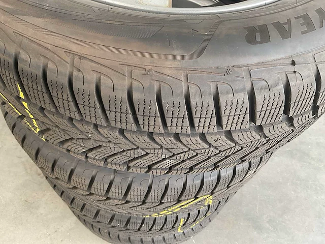 Goodyear ultra grip performance+ suv winterbanden 5x12 - afbeelding 3 van  3