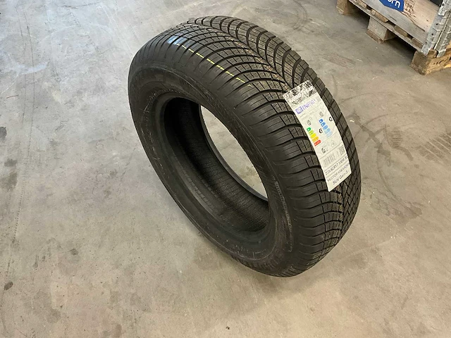 Goodyear "vector 4 seasons" 235/60 r17 - afbeelding 1 van  4
