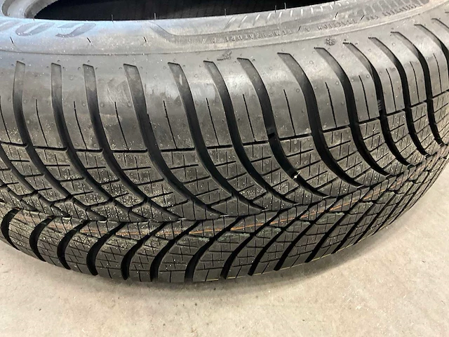 Goodyear "vector 4 seasons" 235/60 r17 - afbeelding 4 van  4