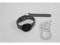 Google pixel watch android smartwatch met hartslagmeter roestvrijstalen kast in gepolijst zilver met sportband in houtskool - afbeelding 4 van  4
