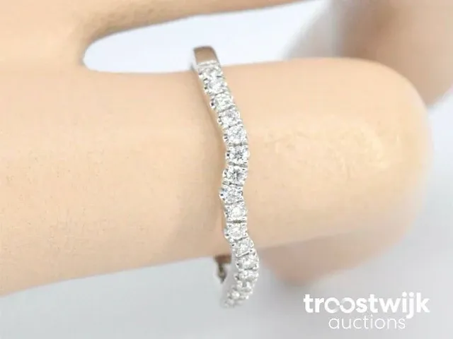 Gouden aanschuifring met diamanten - afbeelding 2 van  8