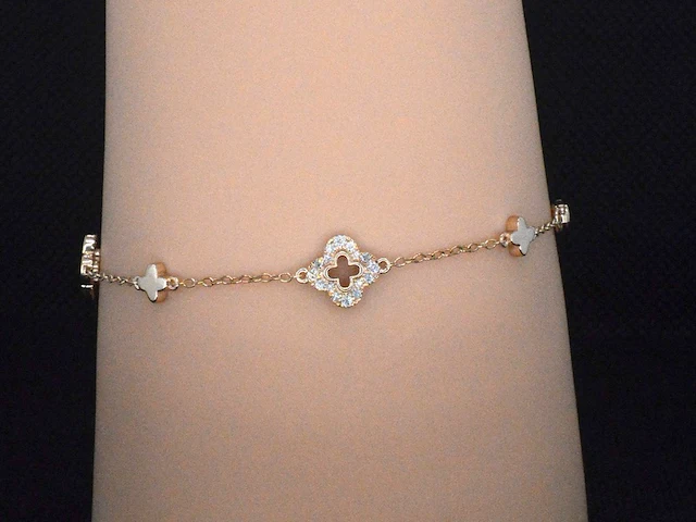 Gouden armband in klaver vier vorm met diamanten - afbeelding 3 van  10