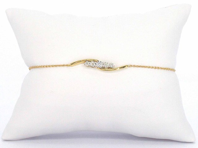 Gouden armband met diamanten in een rij gezet - afbeelding 6 van  10