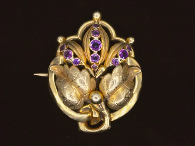Gouden broche met amethist - afbeelding 1 van  6