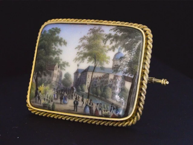Gouden broche met een antiek schilderij - afbeelding 1 van  7