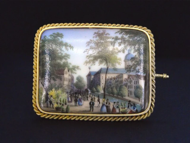 Gouden broche met een antiek schilderij - afbeelding 2 van  7