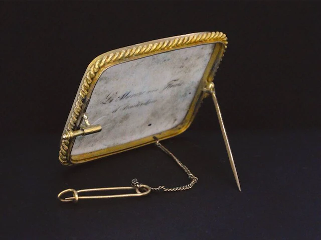 Gouden broche met een antiek schilderij - afbeelding 4 van  7