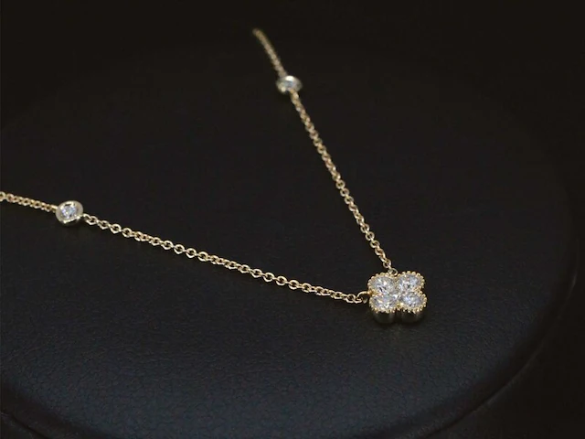 Gouden collier met diamanten hanger klaver vier - afbeelding 5 van  8