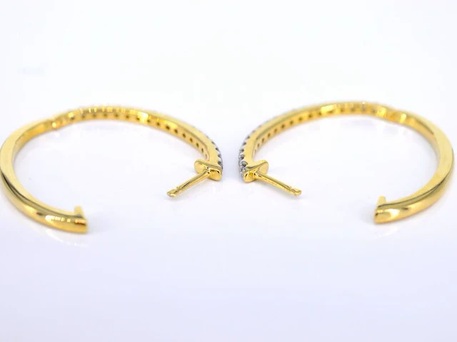 Gouden creolen oorbellen met diamanten - afbeelding 6 van  9