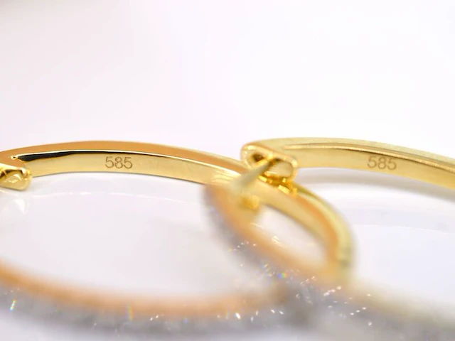 Gouden creolen oorbellen met diamanten - afbeelding 7 van  9