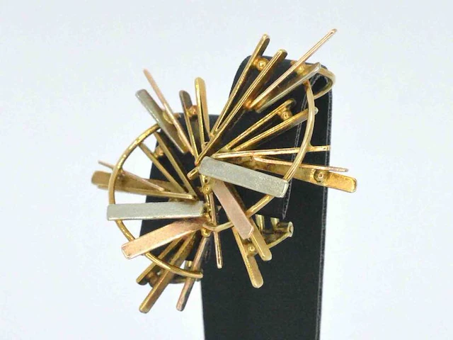 Gouden design oorbellen van anneke schat - afbeelding 6 van  12