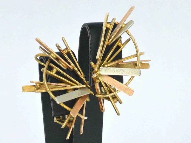 Gouden design oorbellen van anneke schat - afbeelding 7 van  12