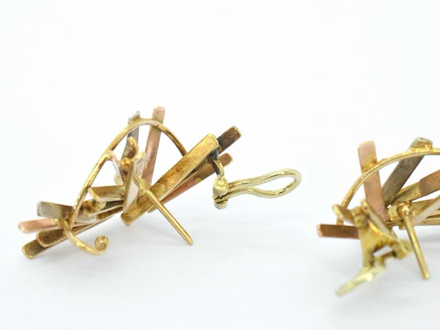 Gouden design oorbellen van anneke schat - afbeelding 10 van  12