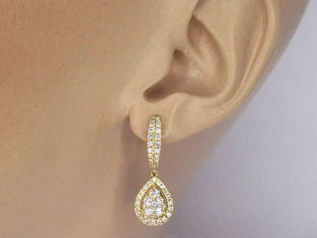 Gouden druppelvormige oorhangers met briljant geslepen diamanten - afbeelding 2 van  11
