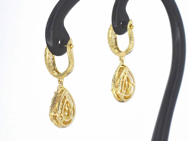 Gouden druppelvormige oorhangers met briljant geslepen diamanten - afbeelding 4 van  11
