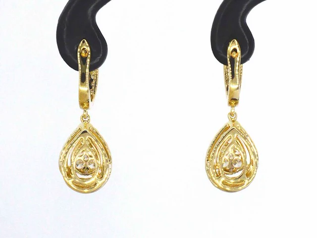 Gouden druppelvormige oorhangers met briljant geslepen diamanten - afbeelding 5 van  11
