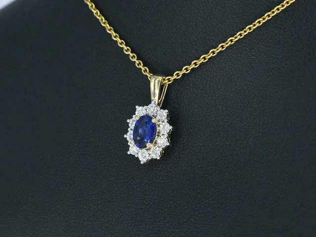 Gouden entourage hanger met diamanten en saffier, excl. ketting - afbeelding 3 van  9