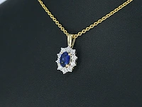 Gouden entourage hanger met diamanten en saffier, excl. ketting - afbeelding 3 van  9