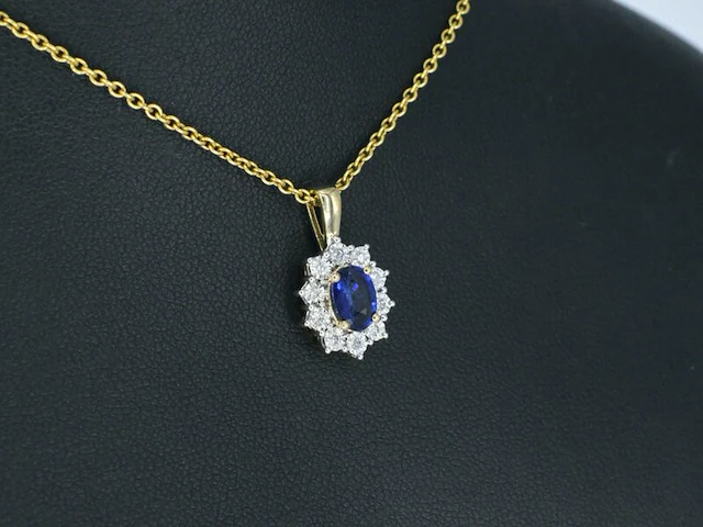 Gouden entourage hanger met diamanten en saffier, excl. ketting - afbeelding 4 van  9