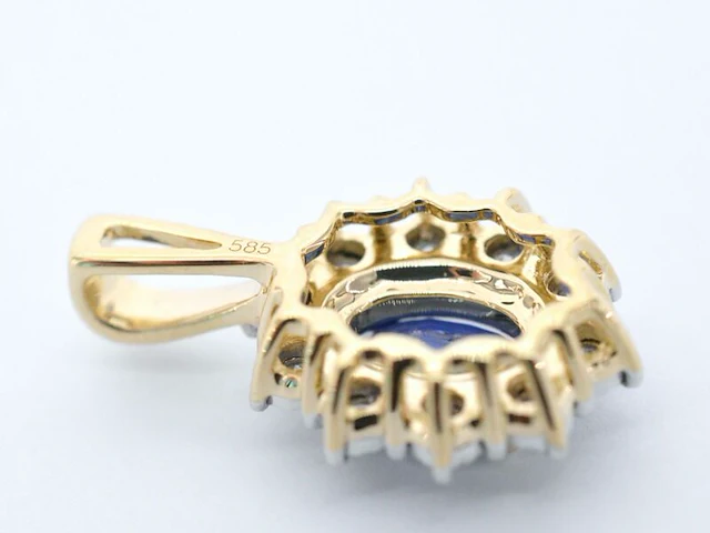 Gouden entourage hanger met diamanten en saffier, excl. ketting - afbeelding 7 van  9