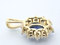 Gouden entourage hanger met diamanten en saffier, excl. ketting - afbeelding 7 van  9