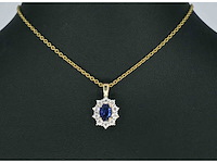 Gouden entourage hanger met diamanten en saffier, excl. ketting - afbeelding 2 van  7