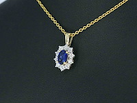 Gouden entourage hanger met diamanten en saffier, excl. ketting - afbeelding 3 van  7