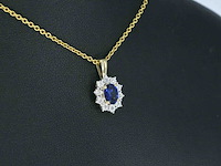 Gouden entourage hanger met diamanten en saffier, excl. ketting - afbeelding 4 van  7