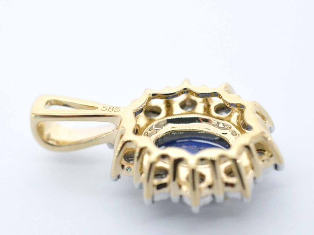 Gouden entourage hanger met diamanten en saffier, excl. ketting - afbeelding 7 van  7