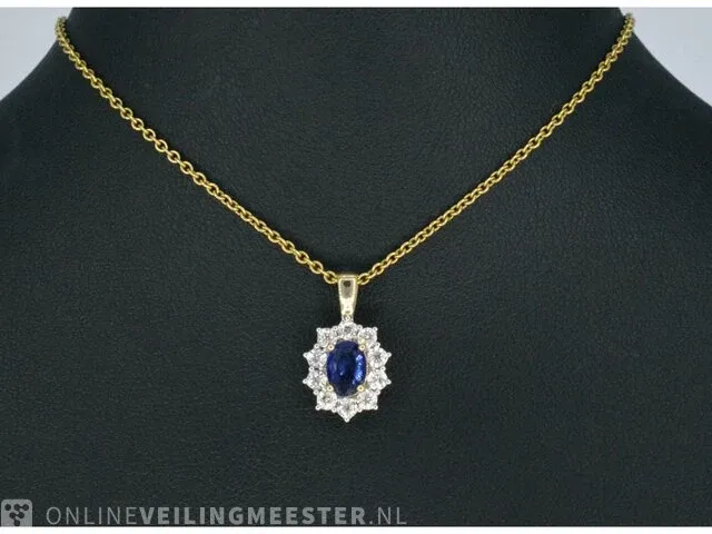 Gouden entourage hanger met diamanten en saffier - afbeelding 2 van  8