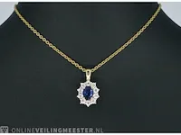 Gouden entourage hanger met diamanten en saffier - afbeelding 2 van  8