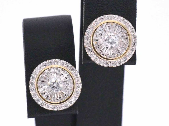 Gouden entourage oorbellen gezet met 1.20 carat - afbeelding 1 van  10
