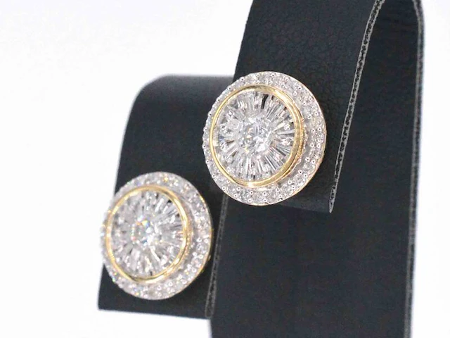 Gouden entourage oorbellen gezet met 1.20 carat - afbeelding 3 van  10