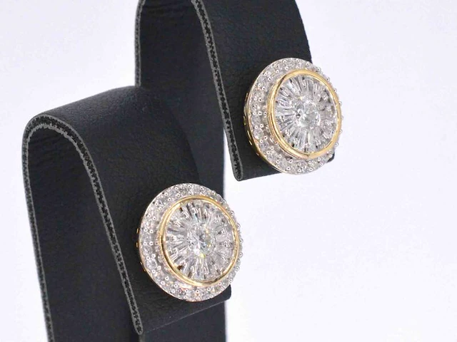 Gouden entourage oorbellen gezet met 1.20 carat - afbeelding 4 van  10