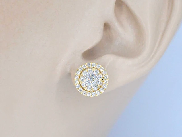 Gouden entourage oorbellen gezet met 60 briljant geslepen diamanten - afbeelding 2 van  11