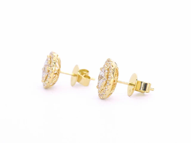 Gouden entourage oorbellen gezet met 60 briljant geslepen diamanten - afbeelding 7 van  11