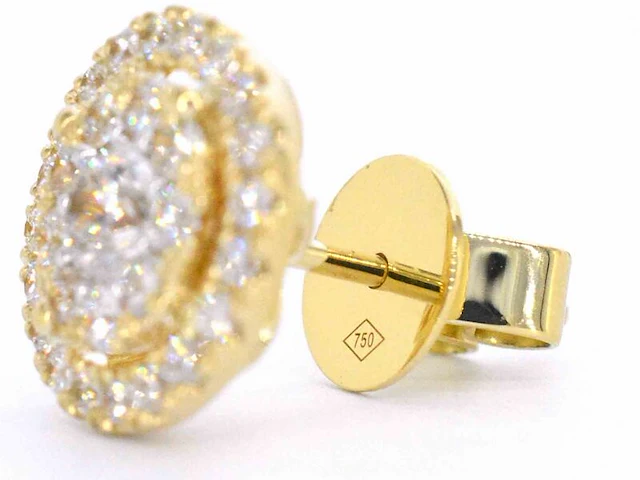 Gouden entourage oorbellen gezet met 60 briljant geslepen diamanten - afbeelding 9 van  11