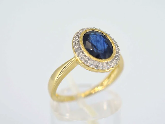 Gouden entourage ring met diamanten en saffier - afbeelding 4 van  9