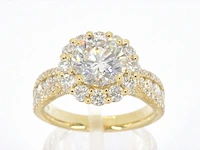 Gouden entourage ring met een 2.00 carat briljant geslepen middensteen