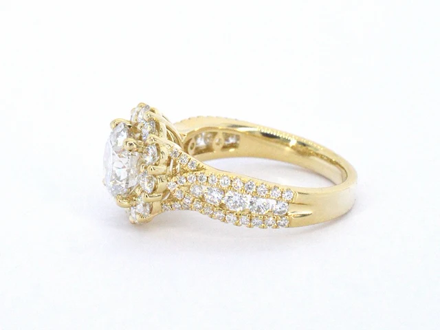 Gouden entourage ring met een 2.00 carat briljant geslepen middensteen - afbeelding 4 van  8