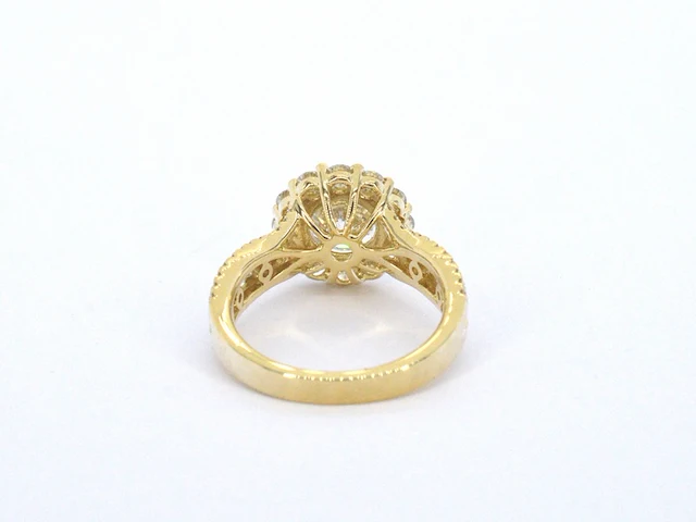 Gouden entourage ring met een 2.00 carat briljant geslepen middensteen - afbeelding 7 van  8