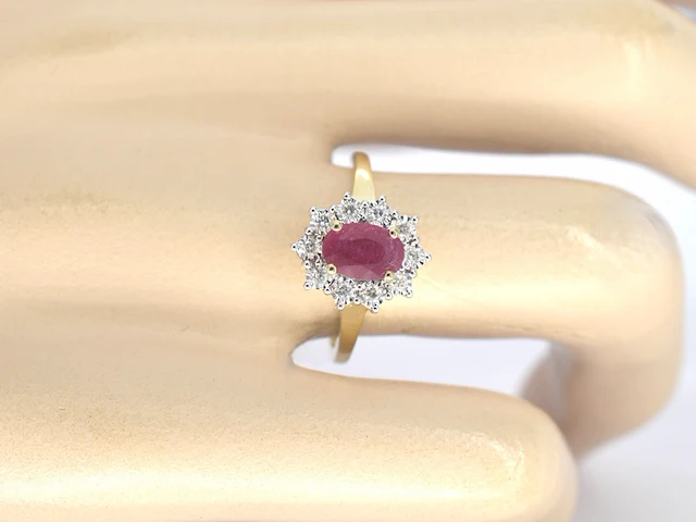 Gouden entourage ring met robijn en diamanten - afbeelding 4 van  11
