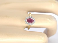 Gouden entourage ring met robijn en diamanten - afbeelding 4 van  11