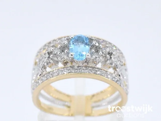 Gouden exclusieve ring vol met diamanten en een edelsteen - afbeelding 1 van  9