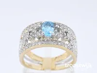 Gouden exclusieve ring vol met diamanten en een edelsteen - afbeelding 1 van  9