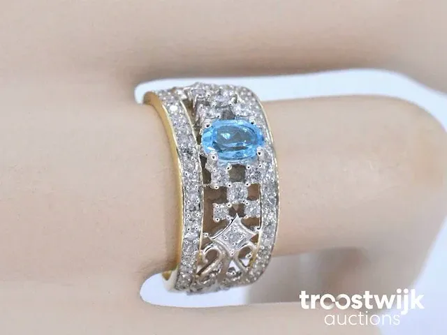 Gouden exclusieve ring vol met diamanten en een edelsteen - afbeelding 2 van  9