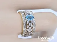 Gouden exclusieve ring vol met diamanten en een edelsteen - afbeelding 2 van  9
