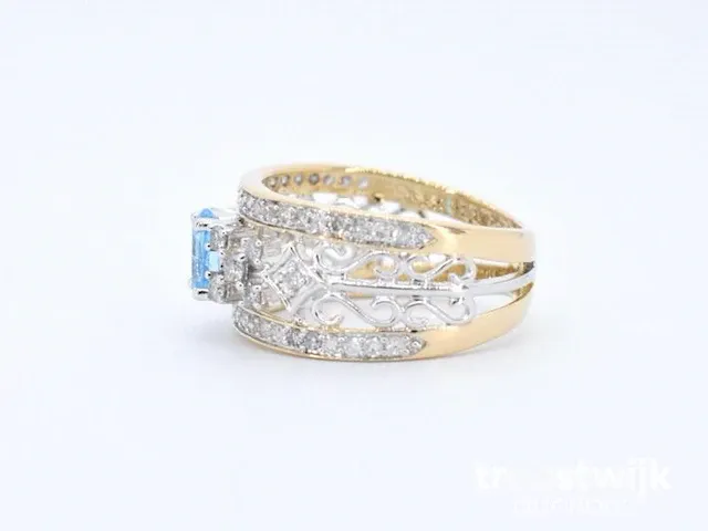 Gouden exclusieve ring vol met diamanten en een edelsteen - afbeelding 5 van  9