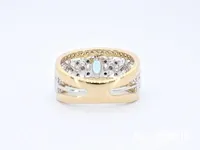 Gouden exclusieve ring vol met diamanten en een edelsteen - afbeelding 7 van  9